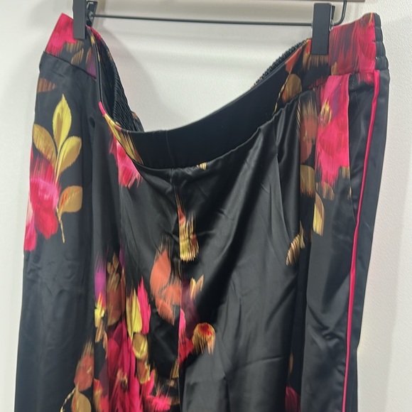Torrid Wide Leg Streaky Satin high-rise pant black floral size 3 R. NWT. - Picture 2 of 8